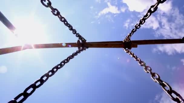 Las cadenas vintage oscilan y el cielo azul — Vídeo de stock