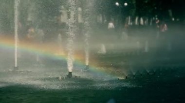 Gökkuşağının içinde park fountane. Slowmotion.