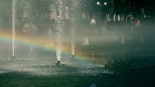 Der Regenbogen im Inneren der Parkfontane. Zeitlupe. — Stockvideo