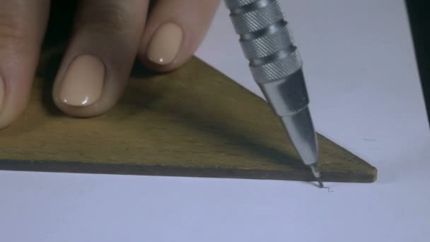 Dívky ruka kreslí šedou čáru — Stock video