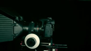 DSLR fotoğraf makinesi döndürme. Profesyonel ekipman.