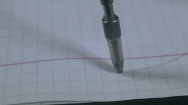 Bölücüler kağıt kağıt üzerinde daire çizer.