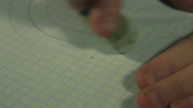 Childs'ın parmakları bir kağıt üzerinde gri çizgiler silmek