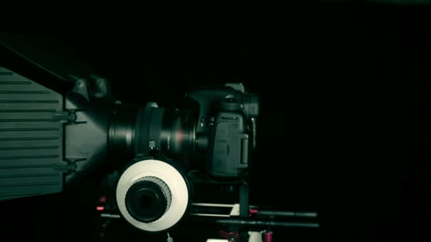 Rotation de la caméra reflex numérique. Matériel professionnel . — Video