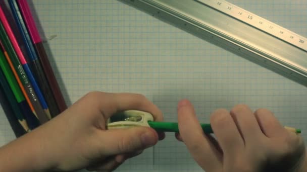 Childs handen een groene potlood slijpen — Stockvideo