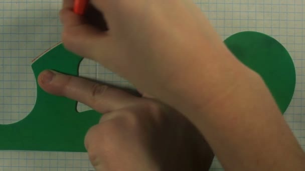 Рука ребенка рисует изогнутую линию — стоковое видео