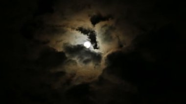 Kırmızı hale ile Fullmoon ve mistik bulutlar.