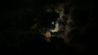 Kırmızı hale ile Fullmoon ve mistik bulutlar.