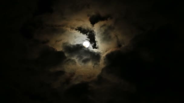 Vollmond und mystische Wolken mit rotem Heiligenschein. — Stockvideo