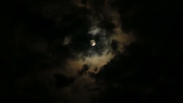 Pleine lune et nuages mystiques avec halo rouge . — Video