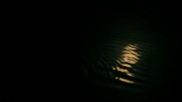 Den fullmoons reflexionen i floden. — Stockvideo