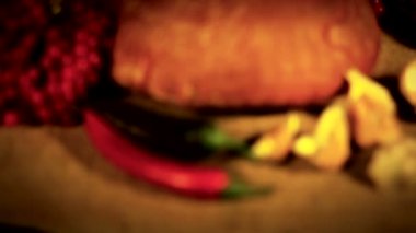 Somun, sarımsak, tuz, biber ve kartopu ile stilllife.