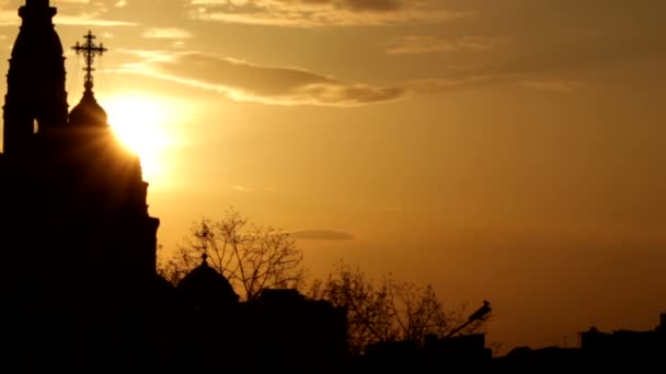 Coucher de soleil derrière l'église. Temps écoulé — Video