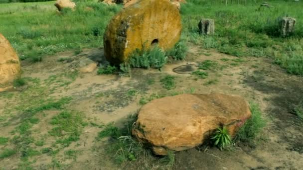 Zwei antike Mühlsteine — Stockvideo