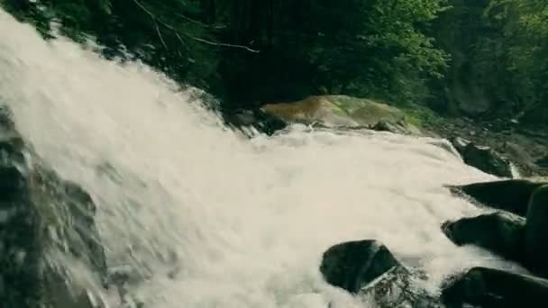 山の滝。クローズ アップ. — ストック動画