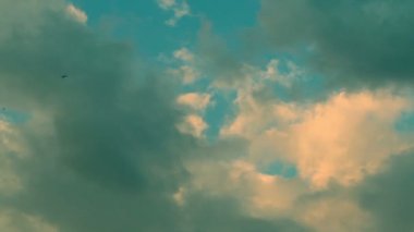 Beyaz ve gri bulutlar yüzen ile Timelapse.