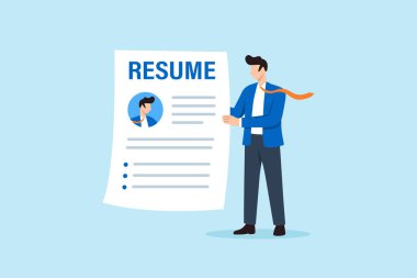 İş adamının elinde dev bir özgeçmiş belgesi tutması iş başvurusunu ve kariyer fırsatını simgeliyor.