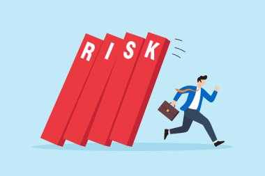 Düşen risk engellerinden kaçan iş adamının resmi. Ekonomik tehlike, piyasa ve potansiyel para kaybını simgeliyor.