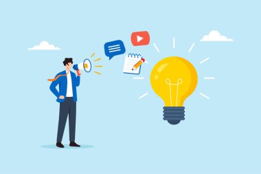 Yaratıcı fikirleri ampul ve iletişim hikayeciliği ilhamı ve içerik oluşturma stratejisini temsil eden medya simgeleriyle paylaşmak için megafon kullanan işadamının düz çizimi