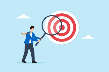 Dart tahtası üzerine büyüteç iten iş adamının düz çizimi stratejik odaklanma analizi ve iş hedefi inceliği