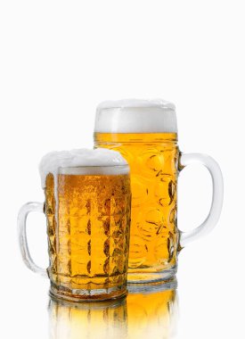 iki farklı bardak bira