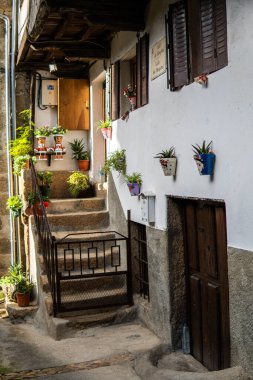 İspanya - 28 Aralık 2020: İspanya 'nın güneyinde bir sokak dolusu fabrika