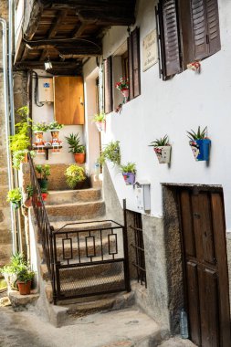 İspanya - 28 Aralık 2020: İspanya 'nın güneyinde bir sokak dolusu fabrika