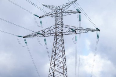 Doğanın ortasındaki yüksek voltaj kulesinin fotoğrafı. Alttan çekilmiş bir fotoğraf. Elektrik, elektrik, ışık..