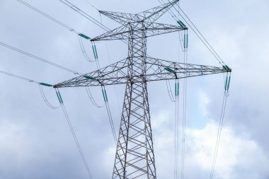 Doğanın ortasındaki yüksek voltaj kulesinin fotoğrafı. Alttan çekilmiş bir fotoğraf. Elektrik, elektrik, ışık..
