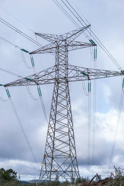Foto Uma Torre Alta Tensão Meio Natureza Foto Baixo Eletricidade — Fotografia de Stock