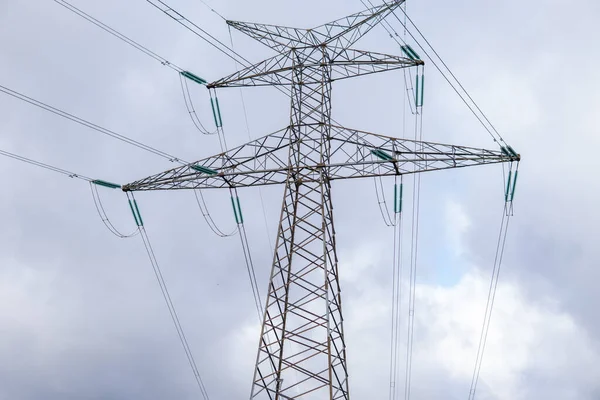 Foto Una Torre Alto Voltaje Medio Naturaleza Foto Abajo Electricidad — Foto de Stock