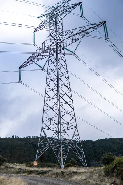 Foto Uma Torre Alta Tensão Meio Natureza Foto Baixo Eletricidade — Fotografia de Stock