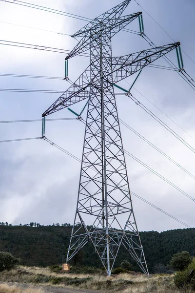 Foto Uma Torre Alta Tensão Meio Natureza Foto Baixo Eletricidade — Fotografia de Stock