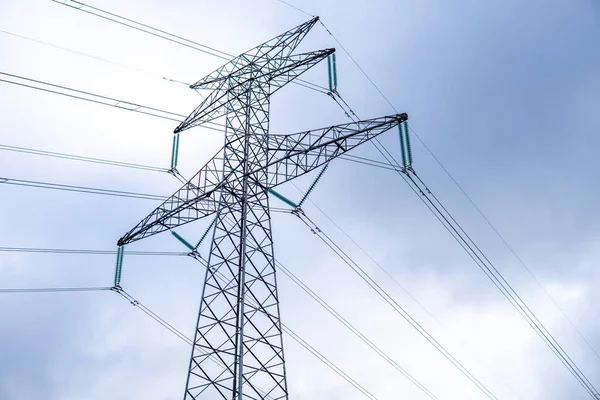 Foto Uma Torre Alta Tensão Meio Natureza Foto Baixo Eletricidade — Fotografia de Stock