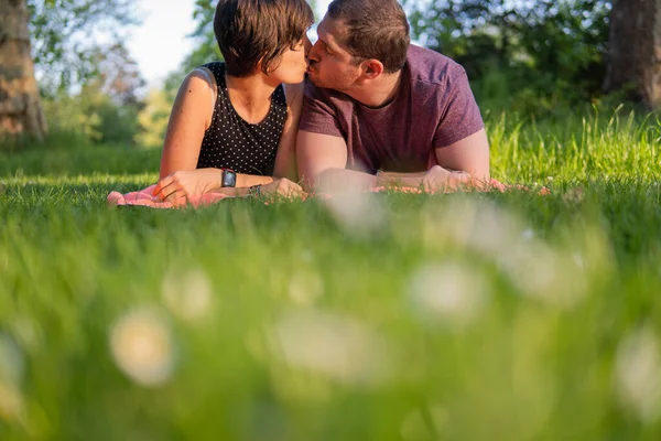 Foto Casal Jovem Atraente Tendo Encontro Parque Eles Estão Deitados — Fotografia de Stock