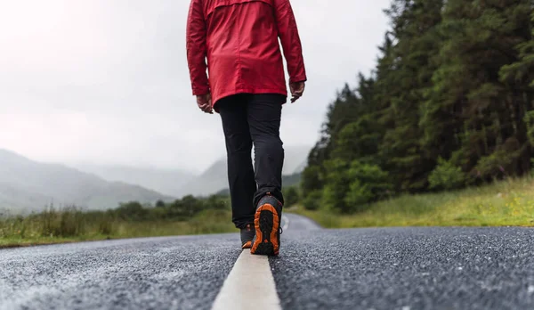 Путешественник Идет Горизонт Одинокой Дороге Шотландии Наслаждаясь Пейзажем Одет Красный — стоковое фото