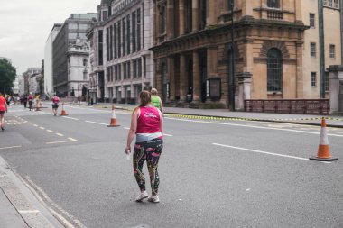 Londra İngiltere - 1 Ağustos 2021: Londra 'da insanlar Londra' da şehir merkezinde yarı maraton koşuyorlar.