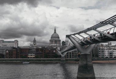 Londra - 1 Ağustos 2021: Bulutlu bir günde Londra 'daki St. Paul Katedrali ve Milenyum Köprüsü