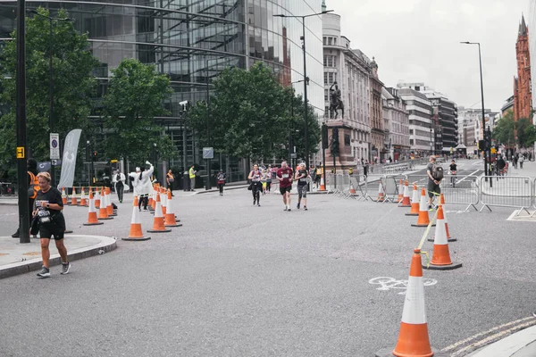 ロンドン英国 2021年8月1日 ロンドンのランドスマークを見る市内中心部でロンドンハーフマラソンを走る人々 — ストック写真