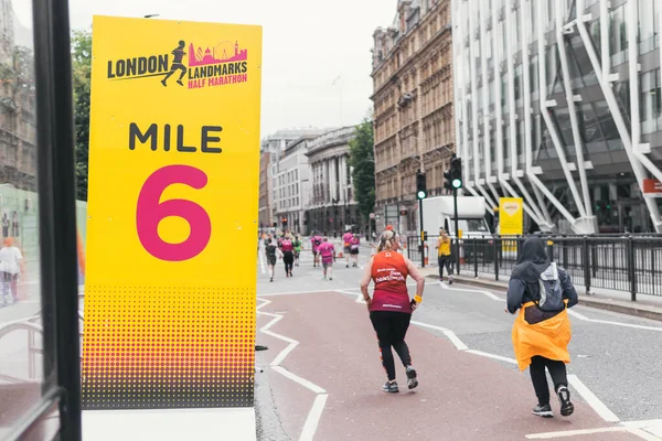 ロンドン英国 2021年8月1日 ロンドンのランドスマークを見る市内中心部でロンドンハーフマラソンを走る人々 — ストック写真