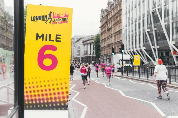 ロンドン英国 2021年8月1日 ロンドンのランドスマークを見る市内中心部でロンドンハーフマラソンを走る人々 — ストック写真
