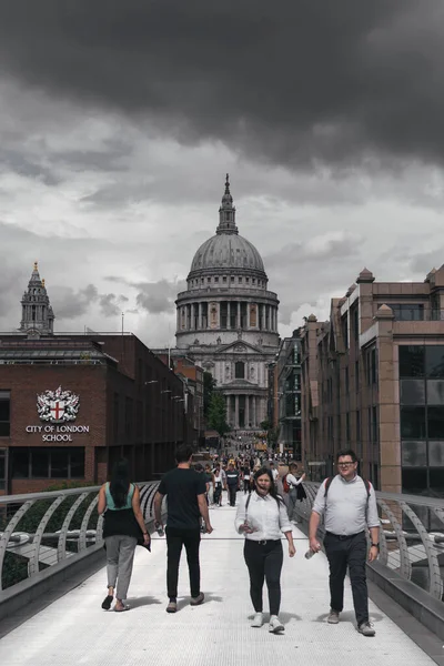 London Storbritannien Augusti 2021 Pauls Cathedral Och Milleniumbron London Molnig — Stockfoto