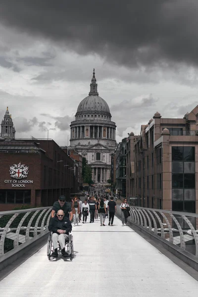 ลอนดอน สหราชอาณาจ งหาคม 2021 หารเซนต พอลและสะพานม ลเลนเน ยมในลอนดอนในช วงว เมฆมาก — ภาพถ่ายสต็อก