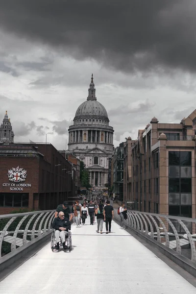 ロンドンイギリス 2021年8月1日 曇りの日のロンドンのセント ポール大聖堂とミレニアム橋 — ストック写真