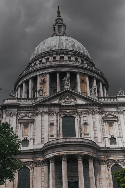 英国伦敦 2021年8月1日 多云的伦敦圣保罗大教堂和千禧桥 — 图库照片