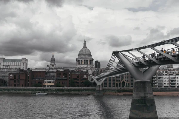 ロンドンイギリス 2021年8月1日 曇りの日のロンドンのセント ポール大聖堂とミレニアム橋 — ストック写真
