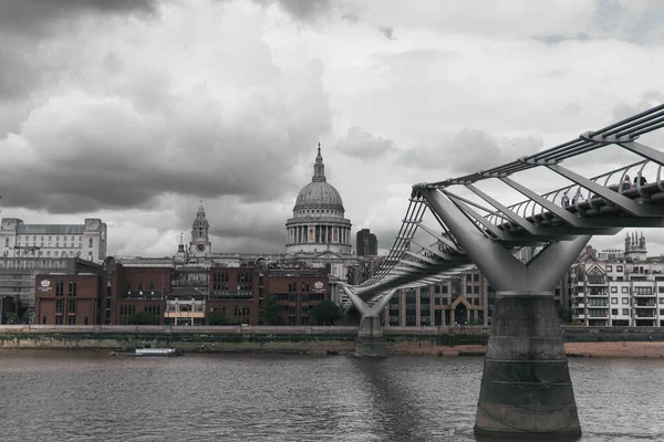 ロンドンイギリス 2021年8月1日 曇りの日のロンドンのセント ポール大聖堂とミレニアム橋 — ストック写真
