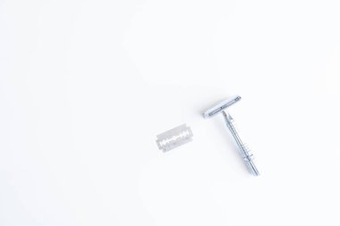 Beyaz arka planda klasik bir metal ustura. Yakın plan. Beyaz arka planda izole edilmiş. Yeniden kullanılabilir bıçak, sıfır atık ürün