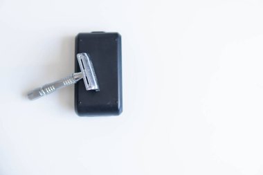 Beyaz arka planda klasik bir metal ustura. Yakın plan. Beyaz arka planda izole edilmiş. Yeniden kullanılabilir bıçak, sıfır atık ürün