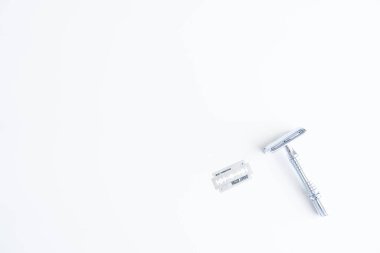 Beyaz arka planda klasik bir metal ustura. Yakın plan. Beyaz arka planda izole edilmiş. Yeniden kullanılabilir bıçak, sıfır atık ürün